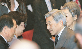 26일 도쿄 일본소방회관에서 열린 고 이수현 씨 추모영화 ‘너를 잊지 않을 거야’ 시사회에 참석한 아키히토 일왕 부부(오른쪽)가 이수현 씨의 부모(왼쪽)를 만나 위로하고 있다. 도쿄=연합뉴스