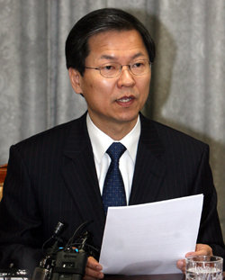 28일 천정배 열린우리당 의원이 국회에서 기자회견을 열고 열린우리당 탈당을 선언했다. 이종승기자