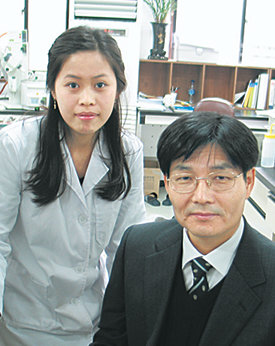 이화여대 나노과학부 박사과정 박현정(왼쪽) 씨와 스승 김관묵 교수.