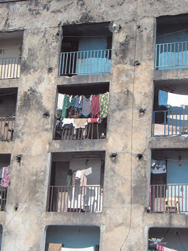 아파트 외벽 선명한 포탄 자국콩고민주공화국은 6년간의 내전을 거치며 황폐화됐다. 킨샤사 시내에 위치한 아파트 건물에는 포탄 자국이 뚜렷이 남아 있다. 킨샤사=공종식 특파원
