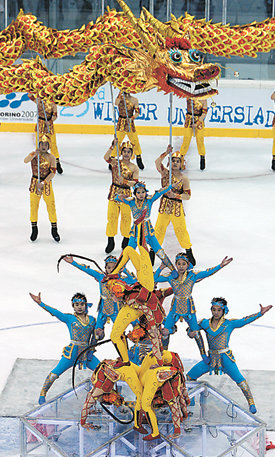 2009년 동계유니버시아드 개최지인 중국 하얼빈 공연단이 28일 토리노 대회 폐회식 행사에서 용춤을 선보이고 있다. 토리노=연합뉴스