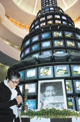 29일 국립현대미술관 과천 본관에서 열린 백남준 1주기 추모식에서 부인 구보타 시게코 여사가 헌화한 뒤 묵념하고 있다. 과천=홍진환  기자