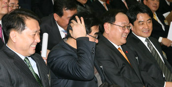 멋쩍은 사수파 29일 서울 여의도 국회에서 열린 열린우리당 중앙위원회 도중 이광재 의원(앞줄 왼쪽)을 비롯한 당 사수파 의원들이 웃고 있다. 김동주 기자