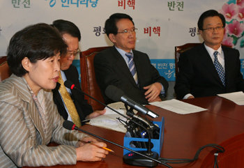 국군포로 가족들의 북송 사건과 관련해 3일간 선양 한국총영사관 등 현지 조사를 하고 돌아온 한나라당 진상조사단의 전재희(정책위의장) 단장이 29일 국회에서 열린 최고위원회의에서 ‘조사활동 결과 및 대책’을 보고하고 있다. 이종승  기자