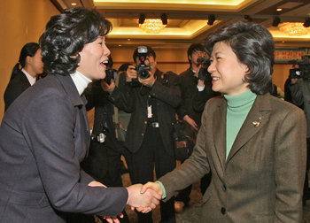 박근혜 전 대표(오른쪽)가 29일 서울 서초구 양재동 교육문화회관에서 열린 한나라당 국회의원 및 당원협의회 운영위원장 연석회의에 참석해 인사를 나누고 있다. 이종승  기자