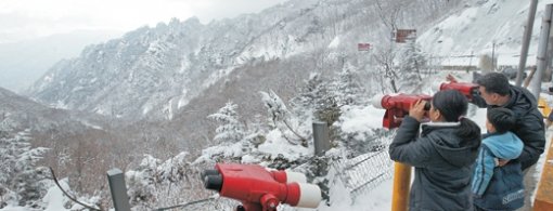 ‘눈 이불’ 덮은 한계령 밤새 강원 산간에 내린 눈이 백두대간을 덮은 가운데 관광객들이 29일 한계령 정상에서 설경을 감상하고 있다. 양양=연합뉴스