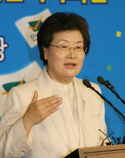 30일 국회에서  장상 민주당 대표가 신년기자회견을 갖고'분당의 책임을 진 열린우리당세력과의 연대는 유보할 수밖에 없다고' 밝혔다. 김동주기자