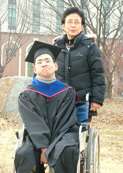 다음달 15일 충남 천안 나사렛대 대학원을 졸업하는 김해룡 씨가 어머니 유근주 씨와 함께 교정에서 포즈를 취하고 있다. 사진제공 나사렛대
