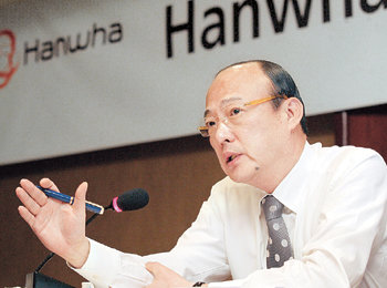 김승연 한화그룹 회장이 31일 태국 방콕에서 계열사 사장 등 임원 50여 명이 참석한 가운데 ‘해외사업진출 전략회의’를 주재하고 있다. 사진 제공 한화그룹