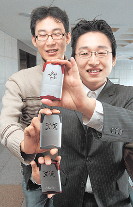 발명 벤처기업 ‘QLT코리아’의 고려대 대학원생 김동남(왼쪽) 이창섭 씨. 이들이 만든 손난로가 온라인 쇼핑몰에서 인기를 끌고 있다. 강병기 기자