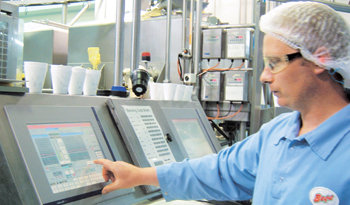 “컴퓨터가 치즈를 만들어요”호주 베가의 치즈가공 공장에서 한 직원이 컴퓨터로 치즈가공 공정을 분석하며 치즈에 들어갈 원료와 숙성 과정을 통제하고 있다. 베가=박용  기자