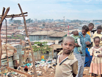 아프리카 최대 규모의 슬럼가인 케냐 키베라. 무려 100만 명의 극빈층이 사는 곳으로 다닥다닥 붙은 판잣집 근처 곳곳에 코를 찌르는 악취를 풍기는 쓰레기 더미가 쌓여 있었다. 키베라=공종식 기자
