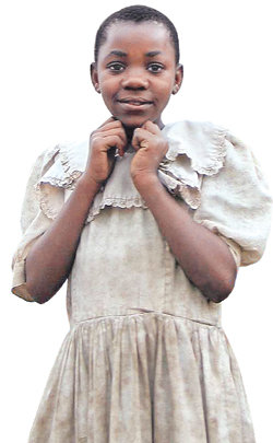 에스더 양은 취재진에게 영어로 인사를 건네며 웃었다.