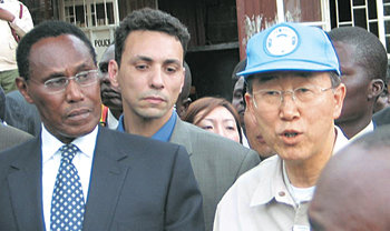 반기문 유엔 사무총장(오른쪽)이 지난달 30일 케냐 수도 나이로비 외곽의 빈민 밀집지역인 키베라를 방문했다. 그는 주민들에게 “빈곤층의 생활수준 향상을 위해 노력하겠다”고 다짐했다. 나이로비=공종식  특파원