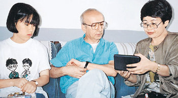 최재연 씨(왼쪽)가 초등학생일 때 한국을 방문해 함께 시간을 보내고 있는 닉 라산드로 씨(가운데). 그는 생전에 한국 어린이의 ‘키다리 아저씨’인 것을 자랑스럽고도 행복하게 여겼다. 사진 제공 세이브 더 칠드런