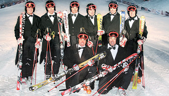 인터스키 대회 데모쇼에 참가한 스위스 팀의 데몬스트레이터들이 쇼를 마치고 한자리에 모였다. 이들은 스키복 위에 턱시도를 입은 채 화려한 단체 활강을 선보여 관람객 1000여 명에게서 큰 박수를 받았다. 평창=유동열 대학생 인턴기자