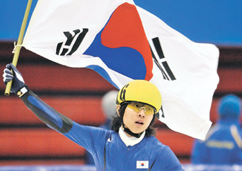 쇼트트랙 한국 첫 2관왕하루 전 쇼트트랙 남자 500m에서 1위로 골인하고도 중국 심판의 오심으로 실격을 당했던 안현수가 31일 열린 1000m에서 당당히 금메달을 딴 뒤 태극기를 흔들고 있다. 안현수는 5000m 계주에서도 1위를 이끌며 한국선수단 첫 2관왕의 주인공이 됐다. 창춘=연합뉴스