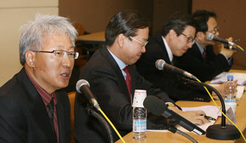 한나라당 참정치운동본부 공동본부장인 연세대 유석춘(왼쪽) 교수가 발언하고 있다. 이종승  기자