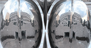 ‘일그러진’ 대법원 건물진실·화해를 위한 과거사정리위원회가 긴급조치 위반사건 재판에 관여한 판사 실명이 포함된 보고서를 공개한 31일 서울 서초구 서초동 대법원 청사 앞 조형물에 대법원 건물이 일그러진 모습으로 비치고 있다. 박영대 기자