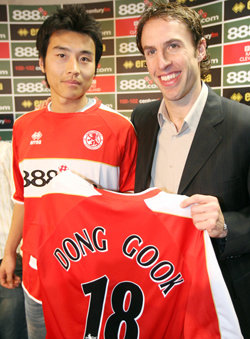 미들스브러 이동국과 사우스게이트 감독이 31일 영국 달링턴 록리프 연습구장에서 열린 입단식에서 이동국 선수의 유니폼을 들어 보이고 있다. [연합]