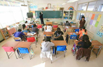 사립 중학교 입시를 준비하기 위해 학생이 무더기로 결석한 일본 도쿄의 한 초등학교 6학년 교실. 이 반 25명 중 14명이 감기 등을 구실로 결석했다. 사진제공 아사히신문