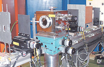 연구용 원자로인 ‘하나로’에서 나오는 중성자를 자성 박막 같은 얇은 막에 때렸을 때 반사돼 나오는 중성자의 반사율을 측정하는 장치. 사진 제공 한국원자력연구소