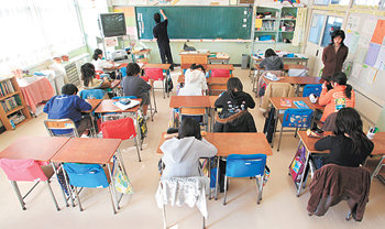 사립 중학교 입시를 준비하기 위해 학생이 무더기로 결석한 일본 도쿄의 한 초등학교 6학년 교실. 이 반 25명 중 14명이 감기 등을 구실로 결석했다. 사진 제공 아사히신문