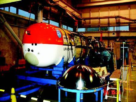 중국이 세계 최초로 개발한 수심 700m까지 탐사 가능한 유인 심해잠수정. 동아일보 자료사진