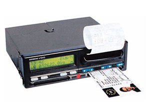 유럽에서 사용하는 디지털 운행기록계. 경찰관이 차량에 부착된 기록계에 카드를 넣으면 운전자의 과로운전 여부, 운행 속도 등이 즉시 출력돼 나온다. 사진 제공 삼성교통안전문화연구소