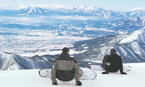 시가 고원의 북쪽에 자리잡은 류오산(1900m)을 중심으로 4개의 스키장이 들어선 기타시가의 류오스키파크 슬로프 중턱. 멀리 보이는 기타알프스의 눈덮인 설산 연봉 아래로 하얗게 눈을 뒤집어쓴 나가노 시와 젠쿠오지 평야가 내려다보인다. 기타시가는 어린이를 동반한 가족 스키어에게 좋은 스키장이다. 나가노현 야마노우치마치=조성하 여행전문 기자