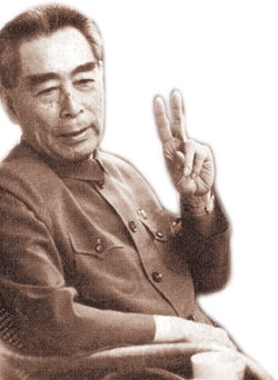 만년 2인자로서 마오쩌둥을 위해 궂은일을 도맡아 처리해 ‘위대한 2인자’로 평가받아 온 저우언라이. 그러나 저우는 임종을 앞두고 광기로 치닫는 마오의 투쟁 노선에 깊은 회의를 품었다는 사실이 그의 부인이 받아 쓴 병상일기가 공개되면서 뒤늦게 드러났다. 동아일보 자료 사진