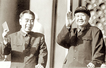 ‘중국 인민의 총리’로 추앙받는 저우언라이(왼쪽)가 1967년 마오쩌둥 주석과 함께 밝은 표정으로 손을 흔들고 있다. 동아일보 자료 사진