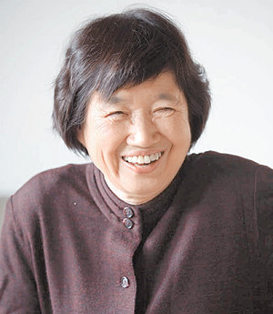 새 산문집 ‘호미’를 낸 소설가 박완서 씨. 그는 “자연의 질서와 그 안에 깃든 사소한 것들에 대한 애정을 독자들과 함께 나누기를 바란다”고 말했다. 사진 제공 열림원