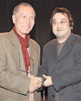 한일 양국을 대표하는 요리만화 작가 ‘식객’의 허영만 씨(왼쪽)와 ‘미스터 초밥왕’의 데라사와 다이스케 씨가 3일 서울 종로구 안국동 주한일본대사관 공보문화원에서 열린 대담회를 마친 뒤 악수를 하고 있다. 김재명 기자