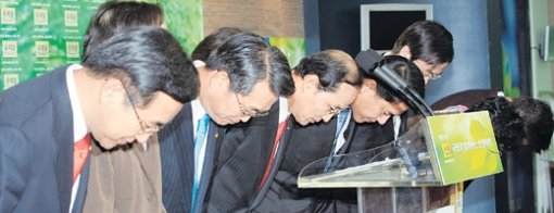 “열심히 하겠습니다” 장영달 신임 열린우리당 원내대표(왼쪽에서 다섯 번째)를 비롯한 원내대표단이 4일 오전 서울 영등포 당사에서 기자간담회를 마친 뒤 인사하고 있다. 장 원내대표는 이날 집단 탈당을 준비하는 김한길 전 원내대표와 강봉균 전 정책위의장을 강하게 비판했다. 김동주  기자