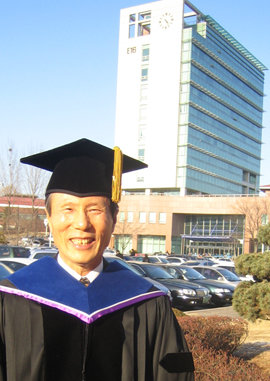 1일 오후 대전 한국과학기술원(KAIST) 학위수여식에서 명예박사 학위를 받은 정문술 전 미래산업 회장. 그는 노천극장에서 학위를 받은 뒤 ‘정문술빌딩’(뒤)을 지나쳐 본관의 다과회장으로 향하다 사진 촬영에 응했다. 대전=지명훈 기자