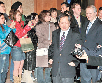 폰카 세례받는 한미 6자회담대표 6자회담의 한국과 미국 측 수석대표인 천영우 외교통상부 한반도평화교섭본부장과 크리스토퍼 힐 국무부 동아시아태평양 담당 차관보(오른쪽)가 4일 서울 중구 롯데호텔에서 만찬을 겸한 6자회담 대책협의를 마치고 나오자 마주친 일본인 여성 관광객들이 휴대전화로 힐 차관보를 찍고 있다. 강병기  기자