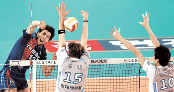 “루니, 비켜” 올 시즌 득점랭킹 선두(415점)를 달리고 있는 대한항공 주포 보비(왼쪽)가 현대캐피탈 루니의 블로킹 사이로 강스파이크를 날리고 있다. 이날 보비는 24점을 올렸고 루니는 17점에 그쳤다. 천안=연합뉴스