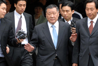 5일 오전 서울 서초동 중앙지법에서  특정경제범죄가중처벌법상 횡령 등의 혐의로 기소된 현대자동차 정몽구회장의 1심 선고공판에서 징역 3년을 선고받은 정회장이 굳은 표정으로 법원을 나서고 있다. 안철민기자