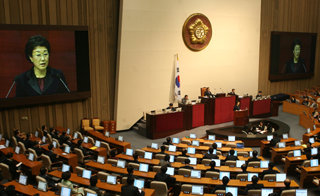 5일 국회 본회의에서 한명숙 국무총리가 시정 연설을 하고 있다. 이종승기자