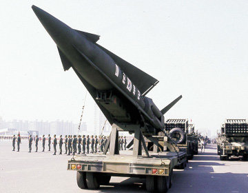 차량이 이끄는 수직 발사대에 실린 현무-1. 최근 한국은 사일로에서 발사되는 현무-2와 순항미사일인 현무-3 개발에 성공했다.
