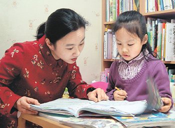 지난해 3월 고사리 손으로 학교 문을 들어선 지우 양이 의젓한 ‘학생’이 되었다. 어머니 권수경 씨(왼쪽)는 걱정이 많았는데 공부와 생활을 두루 소화해 낸 딸이 자못 대견하다고 한다. 권 씨는 “학교 공부만 봐 주고 다른 것은 모두 딸에게 맡겼더니 자립심이 생긴 것 같다”고 말했다. 사진 제공 김경애 사외기자