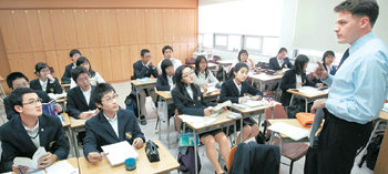 올해 서울지역 외국어고 입시에서는 특별전형 인원이 줄어들고 내신의 실질 반영률이 높아진다. 올해 외고에 도전하는 예비 중3 학생들은 각 학교의 달라진 전형 요강을 파악하고 본인에게 맞는 학교를 정해 맞춤형 학습을 하는 것이 효과적이다. 동아일보 자료 사진