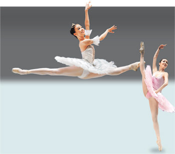 4일 폐막한 제35회 스위스 로잔 국제발레콩쿠르에서 우승한 박세은 양이 결선에서 고난도 연기를 펼치고 있다. 오른쪽은 3위에 입상한 김채리 양. 로이터 연합뉴스