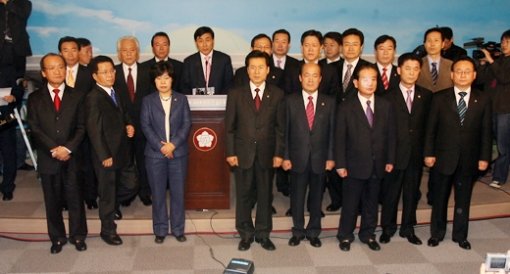 열린우리당 김한길 전 원내대표를 비롯한 의원 23명이 6일 국회에서 탈당을 공식 선언하는 기자회견을 갖고 있다. 이종승기자