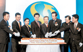 신한은행은 지난해 11월 홍콩에 투자은행(IB)센터를 열었다. 신상훈(오른쪽에서 네 번째) 신한은행장이 IB센터 개소식에 참석해 글로벌 영업의지를 다지고 있다. 사진 제공 신한은행