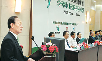 김승유 하나금융지주 회장이 지난해 7월 중국 창춘 지린대 하나금융전문과정 개설 기념식에서 인사말을 하고 있다. 국내 금융전문가들이 중국 금융인들을 대상으로 금융실무를 집중적으로 강의한다. 사진 제공 하나은행