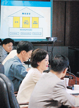 은행들이 국내외 연수 및 파견 등의 방식으로 ‘글로벌 인재’를 확보하는데 주력하고 있다. 한 시중은행 해외영업 담당 직원들이 해외점포의 인력 운영방식에 대해 토론하고 있다. 동아일보 자료 사진