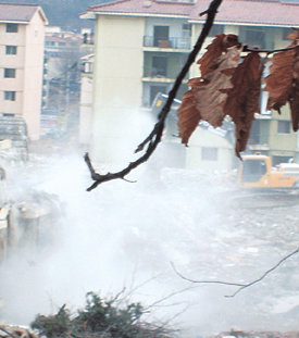 주민들이 철거현장에서 발생한 비산먼지에 석면이 포함되어 있다고 주장하는 고양시 덕양구 모 아파트의 1월 초 철거 장면. 사진 제공 주민대책위원회