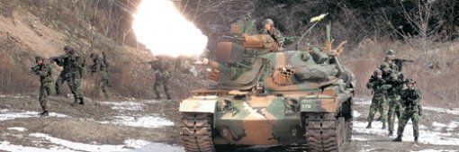 강원 인제·홍천 육군과학화전투훈련장에서 북한군 역할을 하는 전문대항군 대대 소속 전차와 부대원들이 아군 훈련부대를 공격하고 있다. 사진 제공 육군